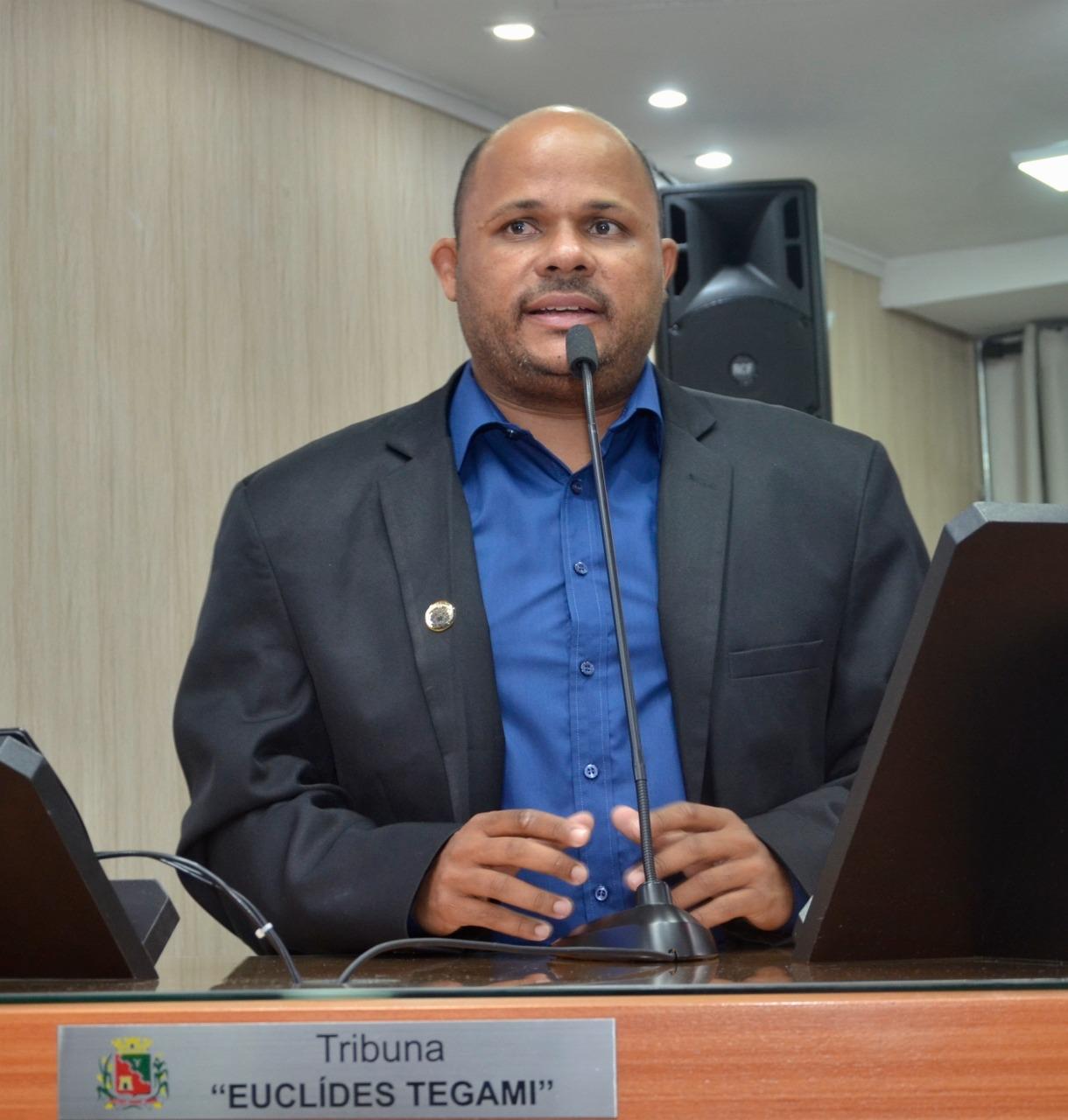 Prof. Raphael Silvério na tribuna da Câmara de Barretos